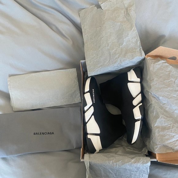 Worn Once! WOMEN'S SPEED 2.0 RECYCLED KNIT SNEAKER BICOLOR SOLE IN BLACK/WHITE - Picture 2 of 13